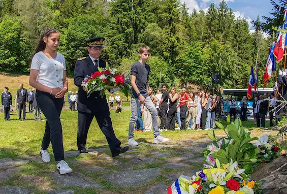 Le dépôt de la gerbe a été réalisé par Rémy Darroux, sous-préfet de Bonneville, avec une élève du collège Saint-François les Cordeliers et un du collège Le Semnoz. Photo Le DL /S.B.
