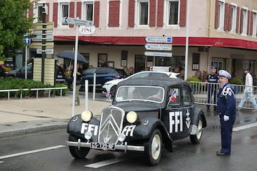 Les tractions des FFI entrant dans Cluses pour la cérémonie. Photo Le DL/G.R.