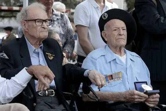 Lionel Martin (à gauche sur la photo) et Claudius Lyard (à droite), anciens résistants ayant participé à la libération d’Annecy, ont reçu la médaille de la ville. Photo Le DL/Greg Yetchmeniza