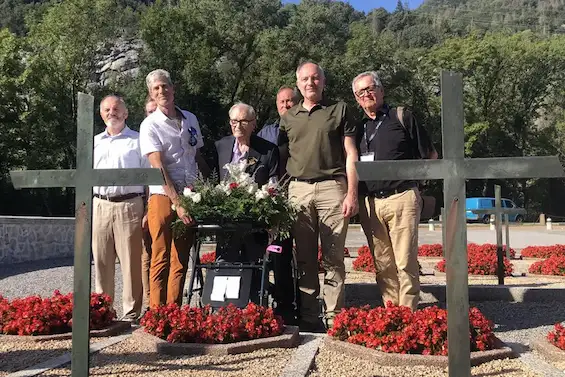 Lionel Martin entouré de sa famille et des membres de l'association «Bienvenue Welcome — photo Essor Savoyard