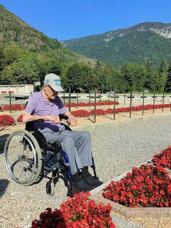 Lionel Martin, un des derniers résistants en Haute-Savoie, s’est recueilli ce 23 août sur la tombe de son supérieur Marius Cochet, dont il est allé chercher le corps dans le Jura en août 1944. Photos Le DL /Jean-Marc Favre Lionel Martin s’est recueilli sur la tombe de son supérieur Marius Cochet, dont il avait cherché le corps dans le Jura en août 1944. Il est ici avec ses fils, petit-fils et arrière-petit-fils, ainsi que les membres de l’association Welcome Lionel qui l’ont fait venir en France depuis les États-Unis et l’historien Claude Barbier. 02 / 02 Lionel Martin s’est recueilli sur la tombe de son supérieur Marius Cochet, dont il avait cherché le corps dans le Jura en août 1944. Il est ici avec ses fils, petit-fils et arrière-petit-fils, ainsi que les membres de l’association Welcome Lionel qui l’ont fait venir en France depuis les États-Unis et l’historien Claude Barbier.