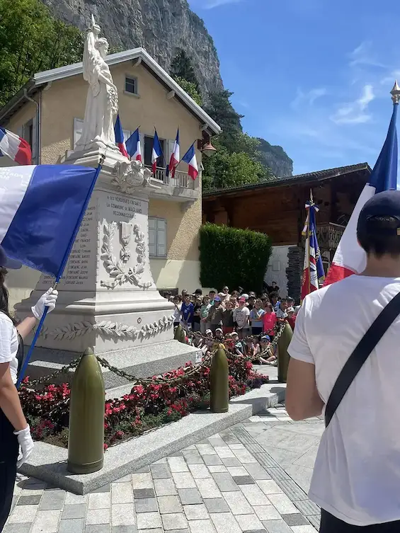 Magland — Commémoration 2024 de l’appel du 18 juin, les jeunes porte-drapeaux