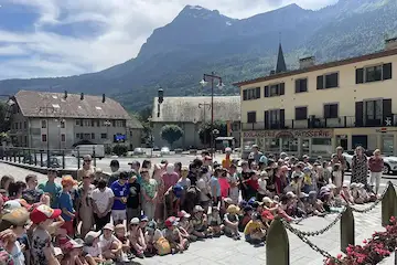 Magland — Commémoration 2024 de l’appel du 18 juin, les enfants des groupes scolaires du Chef-Lieu et de la Maternelle.