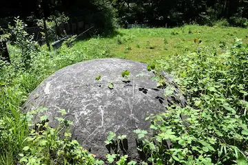 A côté de l’Arpennaz : cette casemate est l’une des mieux conservées et visibles. Elle se trouve sur la commune de Sallanches, à proximité de la cascade de l’Arpennaz, sur un terrain privé. Photo Nathalie Sarfati