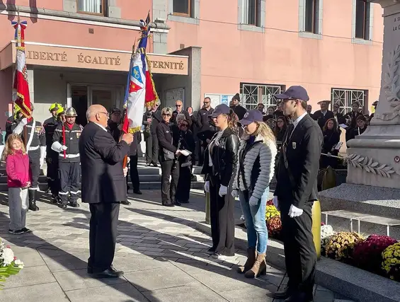 La cérémonie commémorative du 11/11 à Magland a été l'occasion de remettre trois nouveaux drapeaux aux jeunes Maglanchards, dont la présence régulière est à signaler. Ces drapeaux dont un pour le Souvenir français du canton de Cluses ont pu être financés grâce à la subvention généreusement accordée par la Région Auvergne Rhône-Alpes