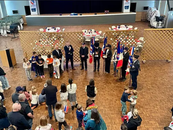 La cérémonie commémorative du 11/11 à Magland a été l'occasion de remettre trois nouveaux drapeaux aux jeunes Maglanchards, dont la présence régulière est à signaler. Ces drapeaux dont un pour le Souvenir français du canton de Cluses ont pu être financés grâce à la subvention généreusement accordée par la Région Auvergne Rhône-Alpes