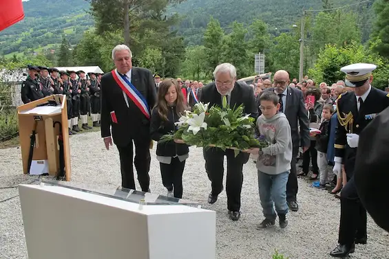 Magland — Plaque en hommage aux harkis : René Pouchot, Jean-Marc Todeschini et deux écoliers ont déposé une gerbe au pied de la plaque nouvellement dévoilée.