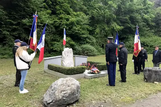 Magland La Balme — Cérémonie du 8 mai (2024). Hommage des Anciens Combattants à la stèle de René Giroud-Gerbettant, fusillé il y a 80 ans, le 20 juillet 1944.