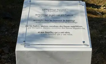 Un hommage rendu aux harkis au hameau de forestage de Magland, en Haute-Savoie