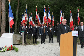 Magland — Plaque en hommage aux harkis