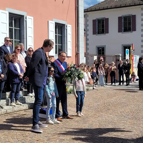 Ce 8 mai à Marignier, la cérémonie commémorant la Victoire de 1945 a rassemblé habitants, élus, anciens combattants, porte-drapeaux et associations patriotiques dans un moment empreint de mémoire, de recueillement et de transmission.