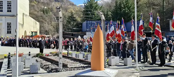 Un dépôt de gerbe au mémorial par le sous-préfet Stéphane Donnot. Photo F.B.
