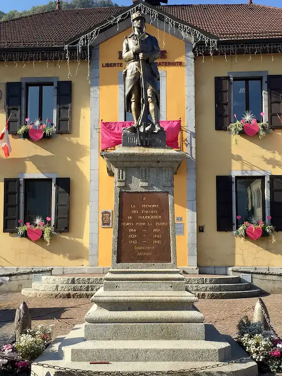 Monument commémoratif surmontée de la statue d'un poilu disposant sur l'une de ses quatre face d'une plaque inscrite rendant hommage aux habitants morts en déporation ou fusillés par les Allemands