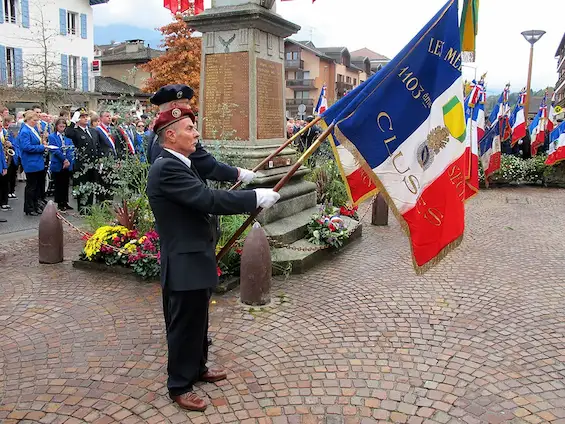 Monument commémoratif surmontée de la statue d'un poilu disposant sur l'une de ses quatre face d'une plaque inscrite rendant hommage aux habitants morts en déporation ou fusillés par les Allemands