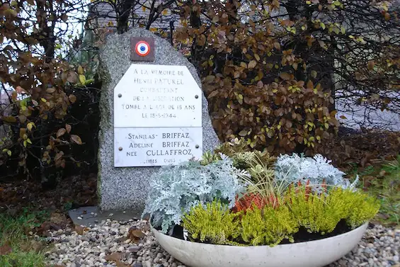 Marnaz — Stèle de la Colombière à la mémoire de Henri Paturel, Stanislas Briffaz et Adelien Briffaz