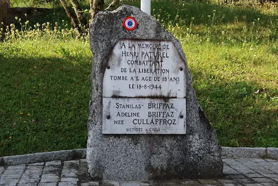 Cette stèle, route de la Colombière à Marnaz, a été inaugurée en 1985. Les noms des deux civils ont été inscrits en 1996, et en 2010, la stèle a été déplacée dans le cadre d’un réaménagement. Photo Le DL/I.C.