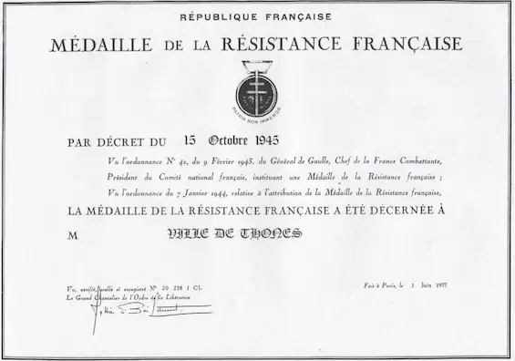 La Médaille de la DIPLÔME DE LA MÉDAILLE DE LA RÉSISTANCE DE THÔNES - Résistance lui a été décernée par décret du 15 octobre 1945. Le 11 novembre 1948, la ville est citée à l'ordre du corps d'Armée et reçoit la Croix de guerre 1939-1945 avec étoile de vermeil (décision n° 78).