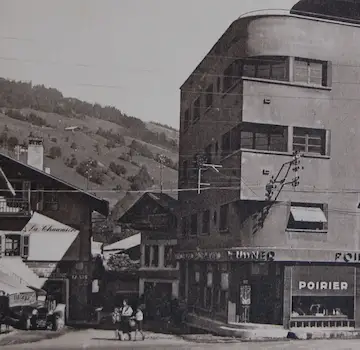 Pour les troupes d’occupation, la Petite Taverne (à gauche), juste à côté de l’ancien hôtel Albert I er, serait un repaire de terroristes. Photo collection Évelyne Perinet-Marquet