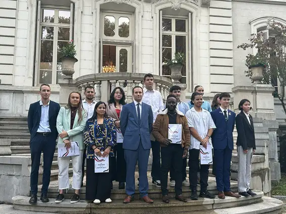 M"lisz Médina à droite sur la photo en compagnie de Carl Accetone entouré des 13 jeunes nouveaux jeunes Prodiges de la République. Photo Le DL /L.C.