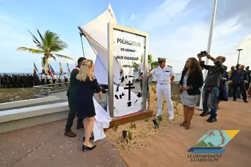 31812,Le 19 mars 1946, la Guadeloupe, la Martinique, la Réunion et la Guyane française – les quatre plus vieilles colonies françaises – devenaient officiellement des départements. La loi est portée par quatre élus issus de ces territoires : Aimé Césaire (Martinique), Léopold Bissol (Martinique), Gaston Monnerville (Guyane) et Raymond Vergès (La Réunion).,