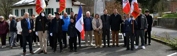Une gerbe a été déposée au monument aux morts lors de cette assemblée. Photo M.S.