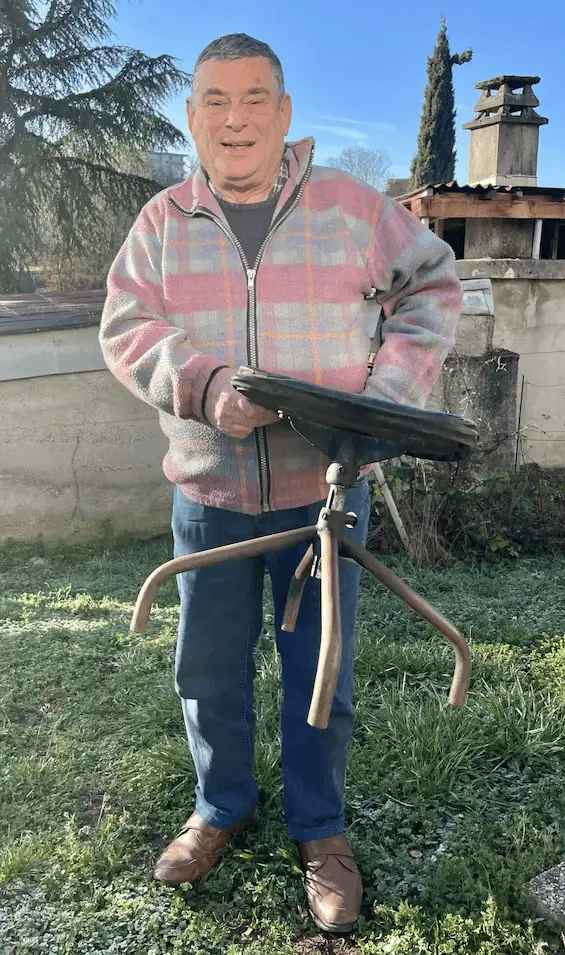 Michel Michoud était fier de montrer l’un des sièges du bombardier qu’il a retrouvé. Photo Le DL/P.B.