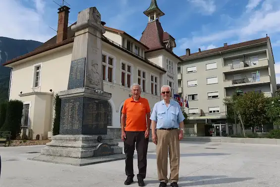 Michel Monnet a succédé à Gilbert Béné à la présidence de l’UNC Alpes Scionzier, mais ce dernier reste engagé pour faire vivre le devoir de mémoire et conserve des fonctions au sein du bureau de l’association patriotique. Photo Le DL/I.C.