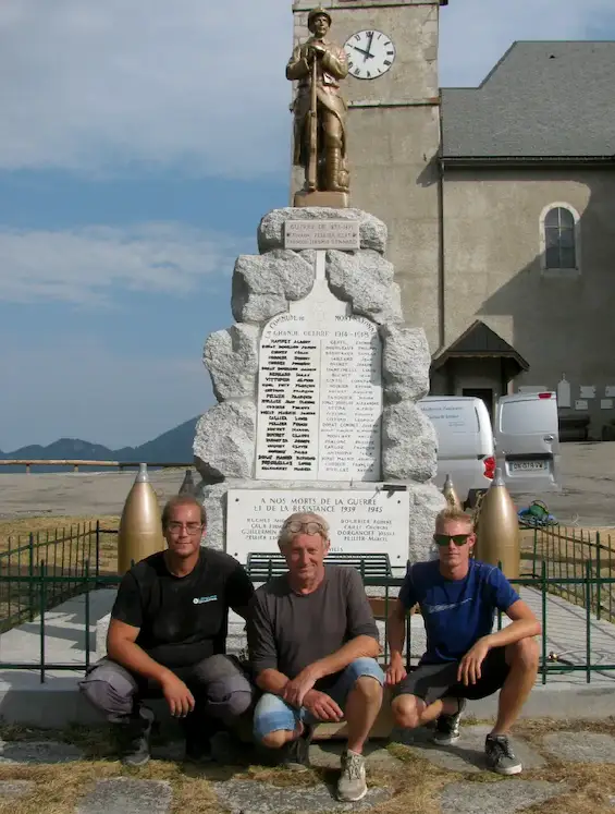 Nathan Bedet, Didier Martinelli et son fils Tim. Tous les trois ont mis leurs compétences à la disposition de la municipalité pour rénover le monument aux Morts. Photo Le DL /F.B.