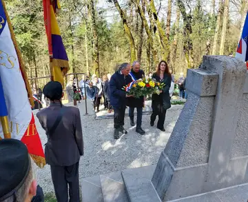 Trois gerbes de fleurs ont été déposées au pied de la stèle du Clu, dont une par les maires des trois communes dominées par le plateau des Glières et la chaîne du Parmelan : Nâves, Villaz et Fillière. Photo J-L.F.