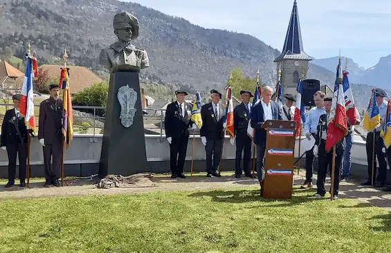 Nâves-Parmelan — Maurice Anjot, La mémoire sur le chemin de l’école - naves-parmelan-stele-commemorative-capitaine-maurice-anjot-officiels