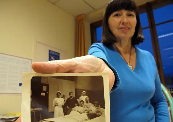 Nicole Crétet n’hésite pas à piocher dans sa collection personnelle pour soutenir ses cours. Sur la photo, allongé dans le lit d’hôpital, son grand-père, Victor Lathuille. Le blessé de guerre deviendra instituteur à l’école Carnot. Photo DL