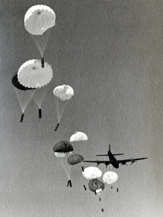 Parachutage de containers par les alliés dans les Alpes, Été 1944 — Collection D.R.