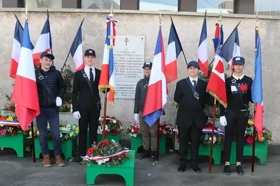 De jeunes porte-drapeaux devant la stèle du Savoie-Léman . Archives Photo le DL/G.B.