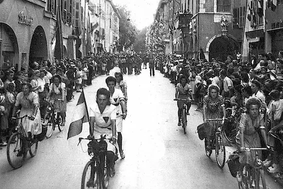 20 août 1944 à Annecy, rue du Pâquier, dans la liesse populaire, les agents de liaison à bicyclette. — Collection Archive départementales