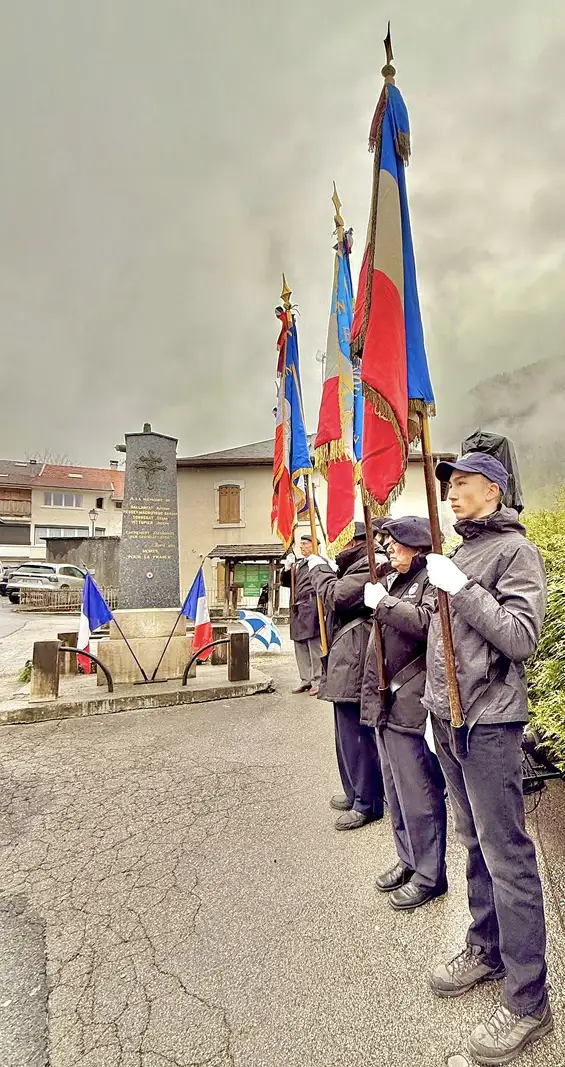 En compagnie de Daniel Navarro président du comité de Bonneville, de Serge Porret président du comité des vallées de Thônes et de René Perrissin vice président départemental du souvenir Français de Haute Savoie j’étais présent pour la cérémonie commémorative des fusillés de Petit Bornand.