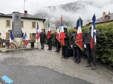 En compagnie de Daniel Navarro président du comité de Bonneville, de Serge Porret président du comité des vallées de Thônes et de René Perrissin vice président départemental du souvenir Français de Haute Savoie j’étais présent pour la cérémonie commémorative des fusillés de Petit Bornand.