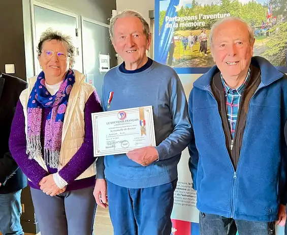 Pierre Portier recoit la médaille de Bronze du Souvenir Français