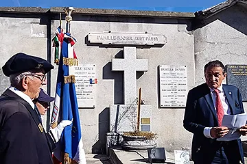 Pose de la cocarde du Souvenir Français 74 sur la tombe du capitaine Jean Gabriel Auguste RENARD