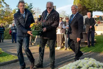 Le dépôt de gerbe par Arnaud Stefanutti, président de l’UNC de Pringy, Albert Cattaneo, son président honoraire, et Philippe Cherpitel, président de la section locale du Souvenir français. Photo Le DL/Serge Bocquet