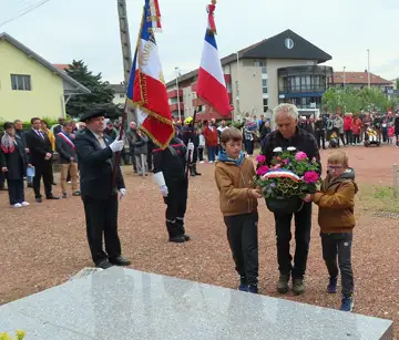 28119,Reignier-Ésery — Commémoration de la victoire du 8 Mai 1945 (80 ans) - Dépôt de gerbes par Axel, Robin, et Jacky Roguet de l’Anac, avec les Amis de la Résistance. Photo Le DL/Marie-Thérèse Roch,