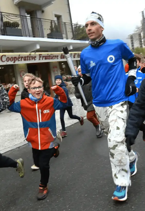 La flamme est arrivée à Chamonix accompagnée d’enfants ayant pris part à la cérémonie en chantant la Marseillaise.