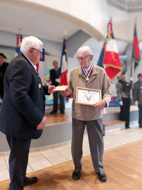 Jean-François Bocquet, délégué général du Souvenir français, a remis le diplôme et la cravate d'honneur à Michel Corbex.