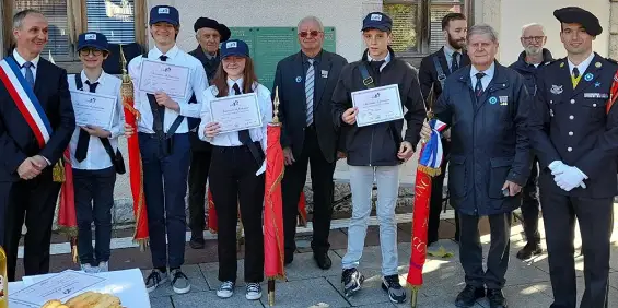 Fanny, Yéléna, Maxime, Baptiste et Yago et font partie des 23 lycéens du collège du Parmelan qui, en février et mars 2022, ont suivi la formation de porte-drapeau de l’Union nationale des combattants et du Souvenir Français de Haute-Savoie, afin de prendre, au fur et à mesure des cérémonies mémorielles, la relève de leurs aînés.