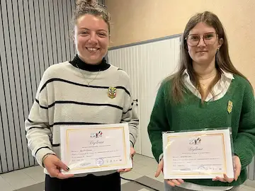 Remise du diplôme de porte-drapeau à Mathilde et Emma à l'occasion de l'assemblée générale de l'association des Glières