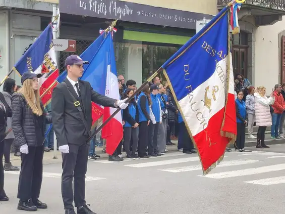 Cérémonie du souvenir du 8 Mai et remise du diplôme et de l'insigne de porte drapeau pour Raphaël Hugard