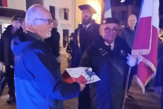 Remise drapeau à Jean-Louis PUJOL lors de la cérémonie du 11 novembre 2023