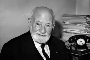 31805,René Cassin René Cassin en 1951. Fonctions Président Fondation René-Cassin 1969 - 20 février 1976 Edgar Faure Président de la Cour européenne des droits de l'homme 20 mai 1965 - 15 juin 1968 Arnold Duncan McNair McNairHenri Rolin Membre du Conseil constitutionnel 11 juillet 1960 - 2 mars 1971 Maurice DelépinePaul Coste-Floret Juge à la Cour européenne des droits de l'homme 21 janvier 1959 - 20 février 1976 Pierre-Henri Teitgen Président Institut libre d'étude des relations internationales 1954 - 20 février 1976 Albert de Geouffre de la PradelleEdgar Faure Président Commission nationale consultative des droits de l'homme 27 mars 1947 - 20 février 1976 Président Institut français des sciences administratives 1947 - 30 septembre 1960 Alexandre Parodi Président Association internationale des juristes démocrates 1946-1949 Vice-président du Conseil d'État 29 novembre 1944 - 30 septembre 1960 Alfred PorchéAlexandre Parodi Président Alliance israélite universelle 1943 - 20 février 1976 Georges LevenJules Braunschvig Président Union fédérale des associations françaises d'anciens combattants 1922-1924 Henri Pichot (d) Biographie Naissance 5 octobre 1887 Bayonne Décès 20 février 1976 (à 88 ans) 13e arrondissement de Paris Sépulture Panthéon (depuis le 5 octobre 1987) Nom de naissance Samuel René Cassin Nationalité française Formation Lycée Masséna de Nice (baccalauréat) (1904) Faculté de droit d'Aix-en-Provence (licence en droit et licence ès lettres (d)) (1904-1908) Université de Paris (en) (doctorat en droit (en)) (1914) Activités Juriste, diplomate, homme politique Parentèle Honel Meiss (oncle) Autres informations A travaillé pour Université de Paris (en) (1920-1976) Université de Lille (1920-1929) Faculté de droit d'Aix-en-Provence (1916-1920) Institut d'études politiques d'Aix-en-Provence Parti politique Parti républicain radical et radical-socialiste Membre de Conseil de défense de l'Empire (1940-1941) Ligue des droits de l'homme Forces françaises libres Académie serbe des sciences et des arts Académie des sciences morales et politiques Union fédérale des associations françaises d'anciens combattants Grade militaire Caporal-chef Conflits Première Guerre mondiale Seconde Guerre mondiale Distinctions Prix Nobel de la paix (1968) Liste détaillée Œuvres principales Déclaration universelle des droits de l'homme signature de René Cassin Signature. Plaque commémorative. Vue de la sépulture. modifier - modifier le code - modifier WikidataDocumentation du modèle René Cassin, né le 5 octobre 1887 à Bayonne et mort le 20 février 1976 à Paris, est un juriste, diplomate et homme politique français. Membre du gouvernement de la France libre pendant la Seconde Guerre mondiale, compagnon de la Libération, il a été rapporteur du projet de Déclaration universelle des droits de l'homme à l'Assemblée générale de l'ONU en 1948, vice-président du Conseil d’État de 1944 à 1959, et président de la Cour européenne des droits de l'homme de 1965 à 1968. En 1948, il fonde l’Institut libre d’étude des relations internationales (ILERI) à Paris. Il reçoit à la fois le prix Nobel de la paix et le prix des droits de l'homme des Nations unies en 1968.,