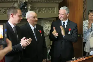 Entouré d’Olivier Dussopt, alors député, et d’Alain Triolle, alors préfet de l’Ardèche, René Thorgue a reçu son insigne de chevalier de la Légion d’honneur en octobre 2017.