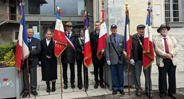 La réplique exacte du drapeau de l’ancien canton de Samoëns a été remise à la jeune porte-drapeau Laura Robin (au centre). Photo Le DL/O.L.