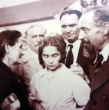 30046,Le retour d'Angèle Nicollet le 5 juin 1945 en gare de Thonon : Angèle Nicollet à gauche, Jules Nicollet 2eme à droite, au premier plan leur fille Françoise.,
